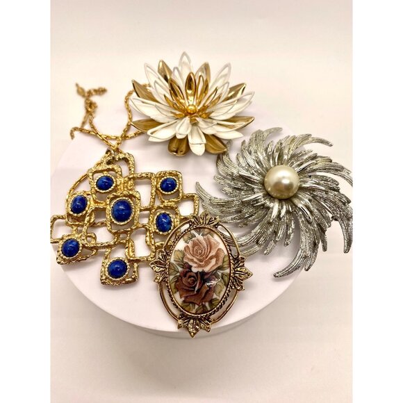 Vintage Sarah Coventry jewelry, 3 brooches and a necklace - Picture 1 of 8